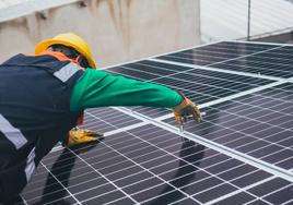 Un trabajador instala placas solares, en una imagen de archivo.