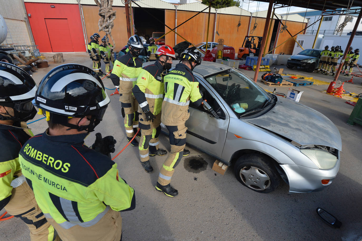 Las prácticas de los alumnos de la academia de formación de bomberos del CEIS, en imágenes
