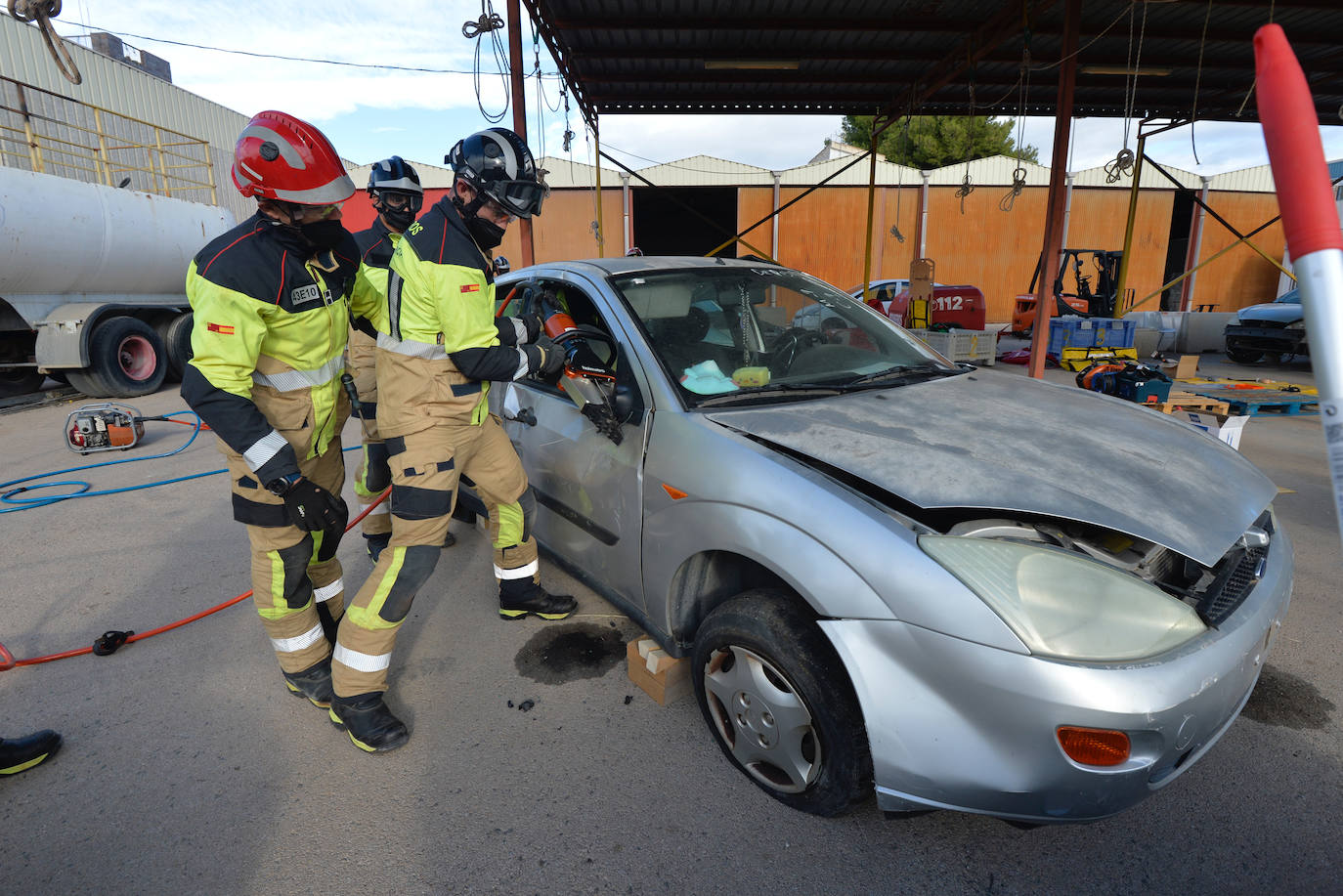 Las prácticas de los alumnos de la academia de formación de bomberos del CEIS, en imágenes