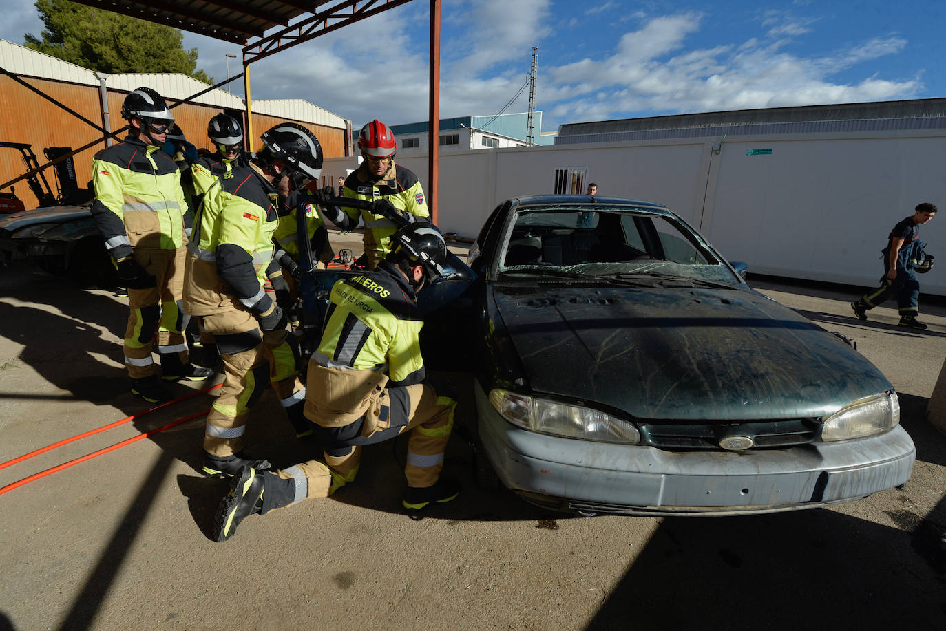 Las prácticas de los alumnos de la academia de formación de bomberos del CEIS, en imágenes