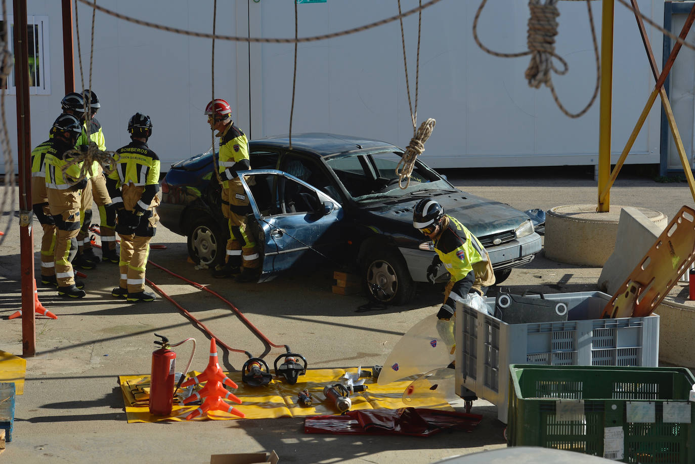 Las prácticas de los alumnos de la academia de formación de bomberos del CEIS, en imágenes