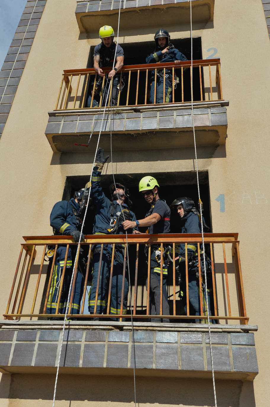 Las prácticas de los alumnos de la academia de formación de bomberos del CEIS, en imágenes