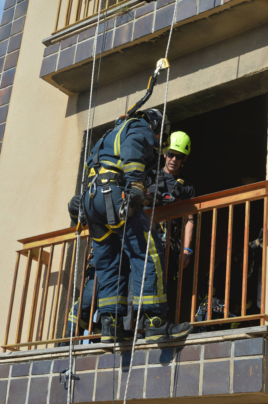 Las prácticas de los alumnos de la academia de formación de bomberos del CEIS, en imágenes