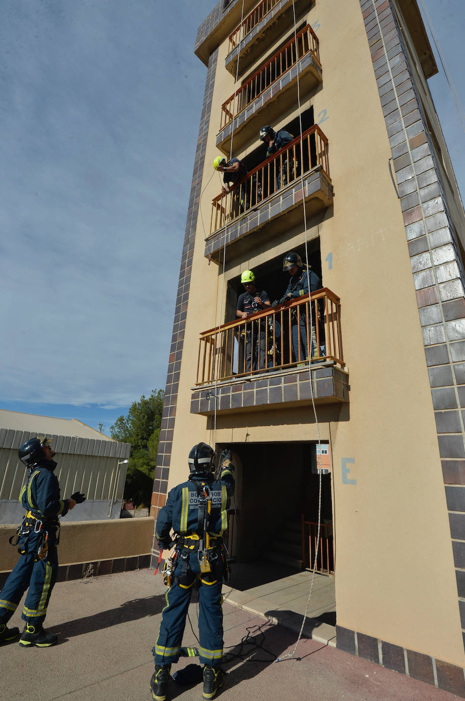 Las prácticas de los alumnos de la academia de formación de bomberos del CEIS, en imágenes