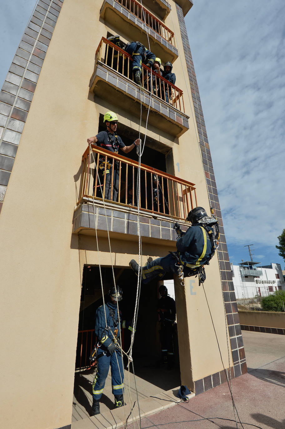 Las prácticas de los alumnos de la academia de formación de bomberos del CEIS, en imágenes
