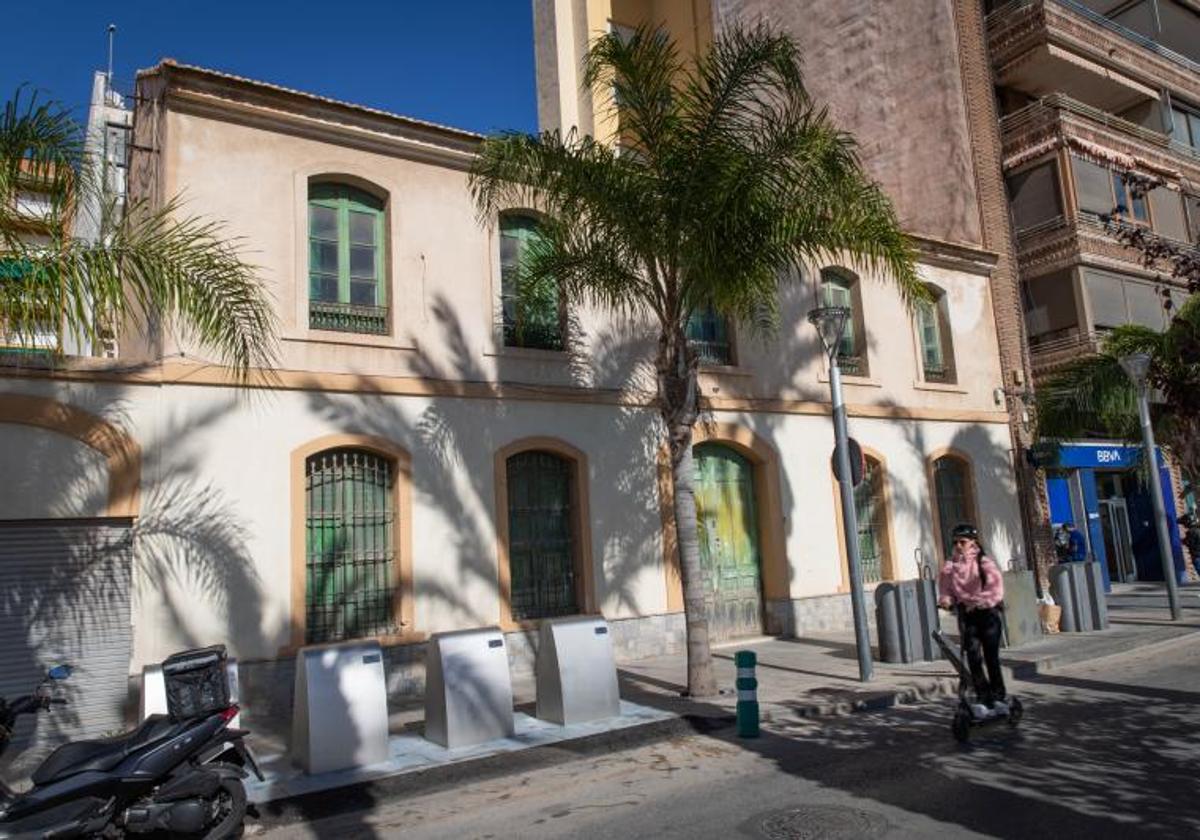 El antiguo cuartel de la Guardia Civil se encuentra en un lugar emblemático, frente al paseo Vista Alegre y con vistas a la bahía y el puerto.