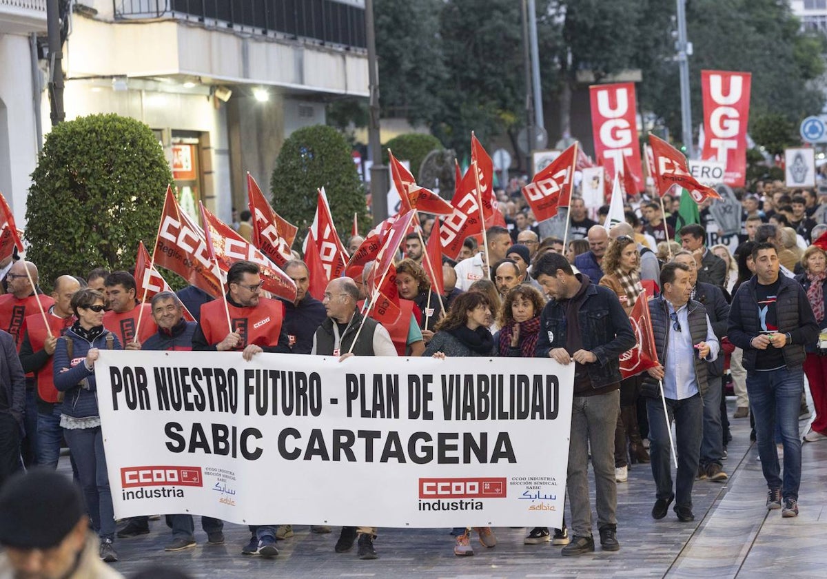 Los manifestantes, a su paso por la calle del Carmen de Cartagena.