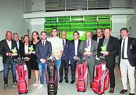 Los ganadores junto a miembros federativos y el director general de Deportes, Fran Sánchez (5º i).
