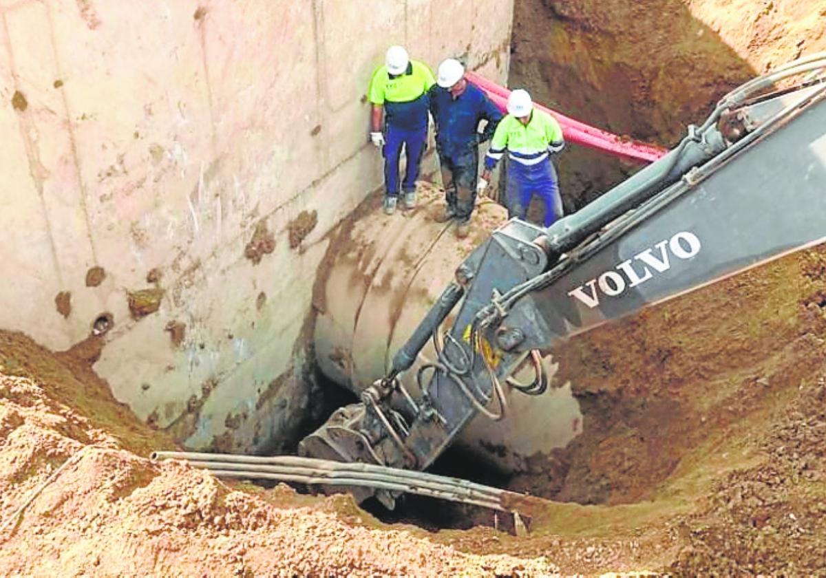 Obreros trabajando en la reparación de la desaladora de Águilas, ayer.