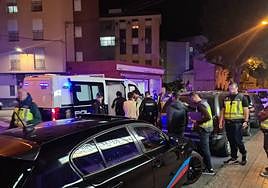 Los agentes trasladan a los detenidos en la redada, el jueves por la noche.