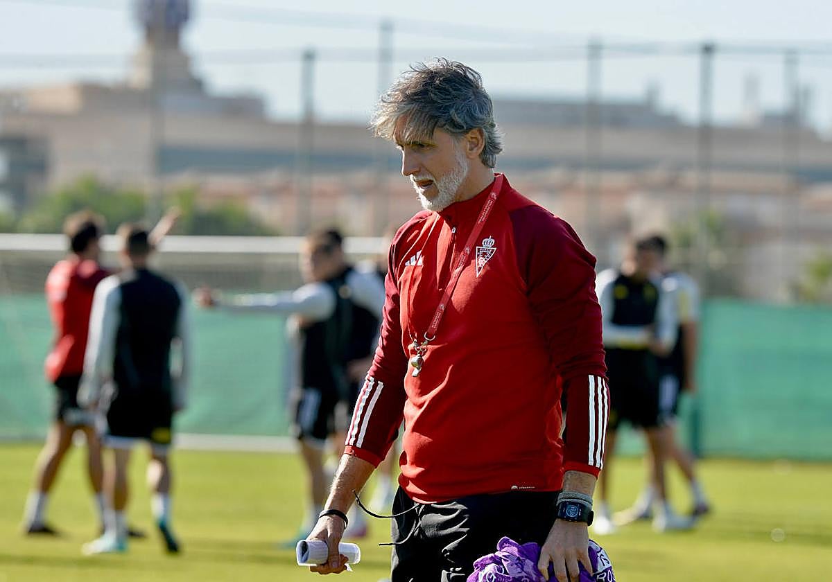 Pablo Alfaro, con la plantilla al fondo, en su primer entrenamiento con el Real Murcia en Pinatar Arena.