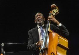 Ron Carter durante su concierto en el Nuevo Teatro Circo de Cartagena