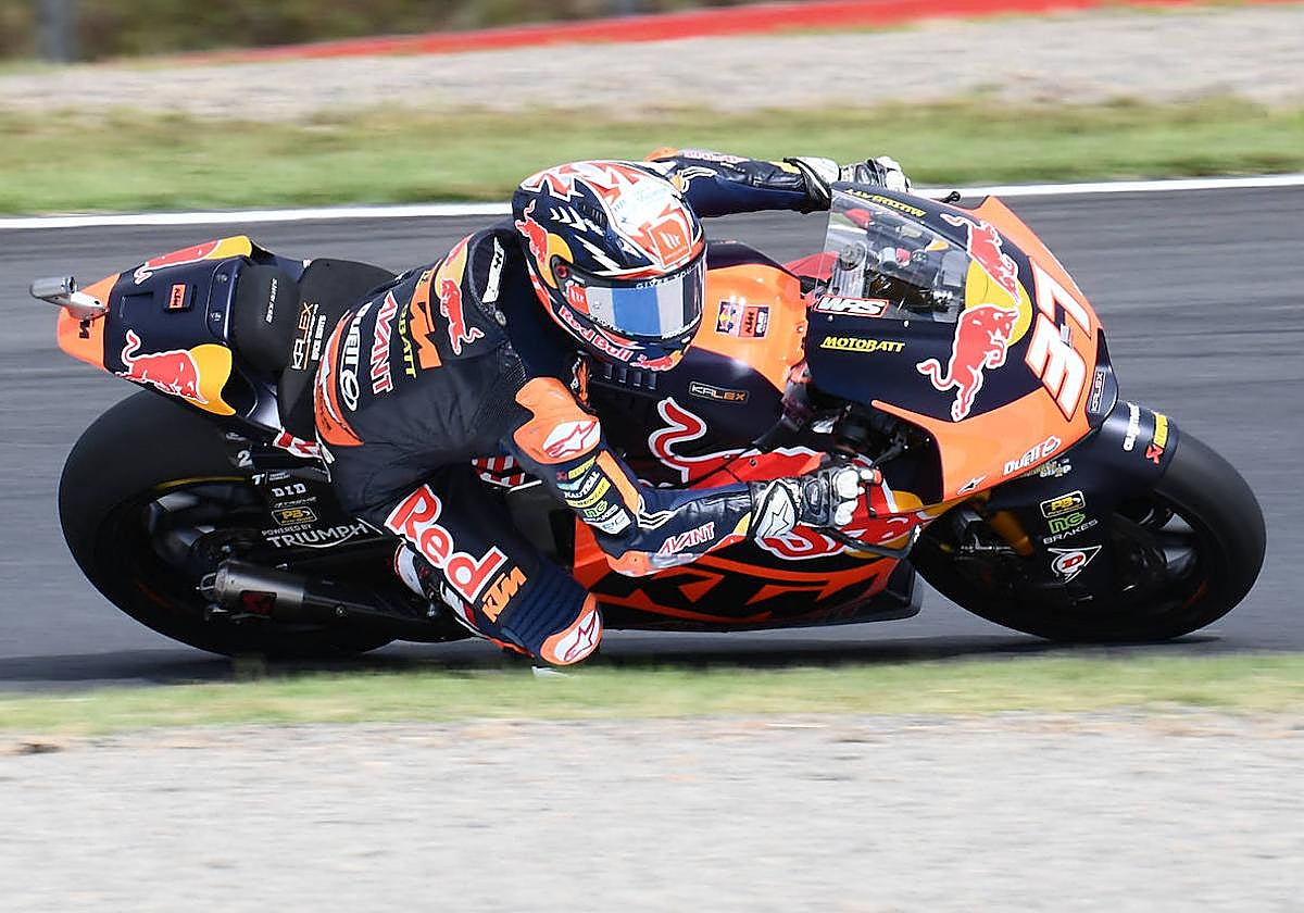 Pedro Acosta tumbando la moto.