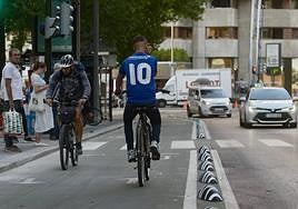 Dos ciclistas circulan por un carril bici de Murcia, en una foto de archivo.