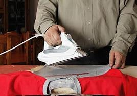 El truco para quitar la quemadura de una plancha de una prenda de ropa.