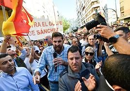Antelo, con un micrófono en la mano y acompañado por Gestoso, a su llegada a la manifestación en la calle Princesa de Murcia.