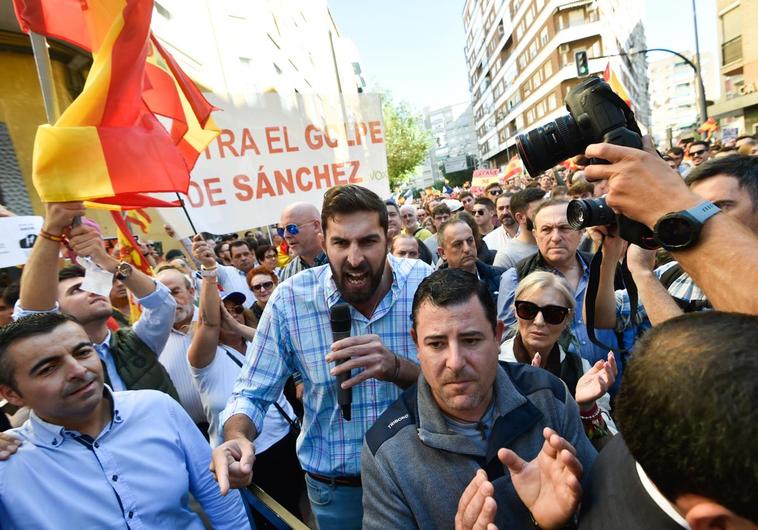 Antelo, con un micrófono en la mano y acompañado por Gestoso, a su llegada a la manifestación en la calle Princesa de Murcia.