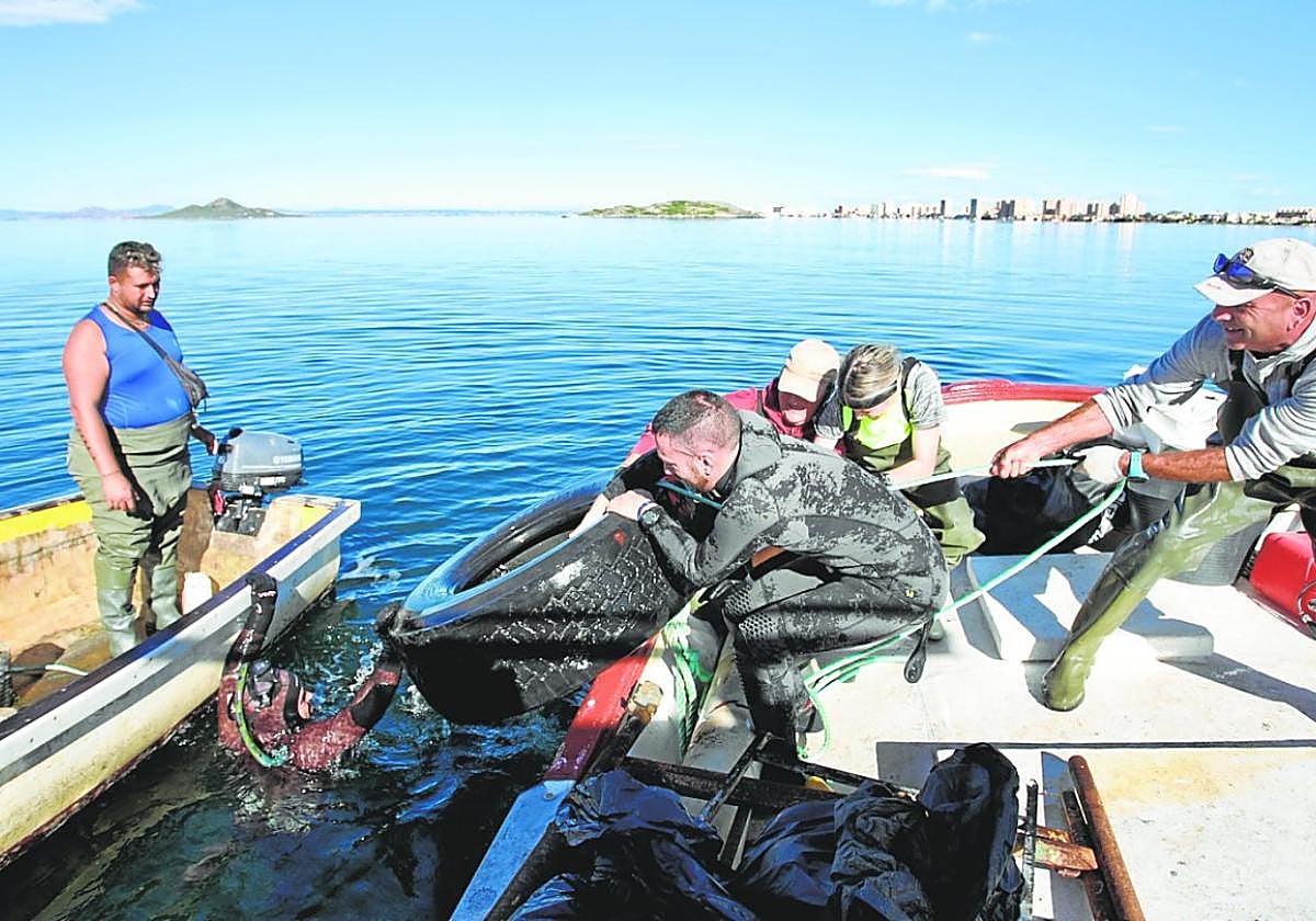Campaña de limpieza de fondos marinos en el Mar Menor.