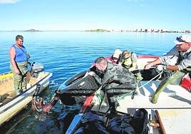 Campaña de limpieza de fondos marinos en el Mar Menor.