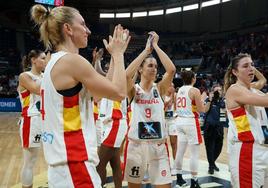 Las jugadoras de España, con Laura Gil en primer término, apaluden al público al final del partido.