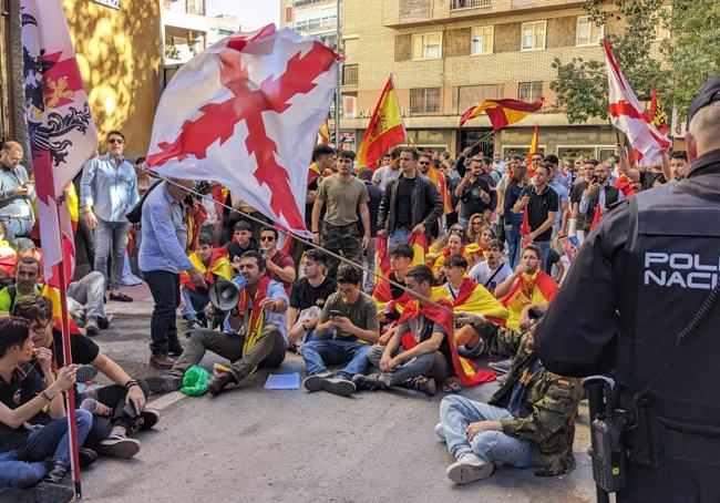 Un grupo de manifestantes hizo una sentada al comienzo de la calle Corbalán, donde se encuentra la sede de CC OO.