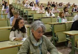 Opositores, momentos antes del examen, ayer.