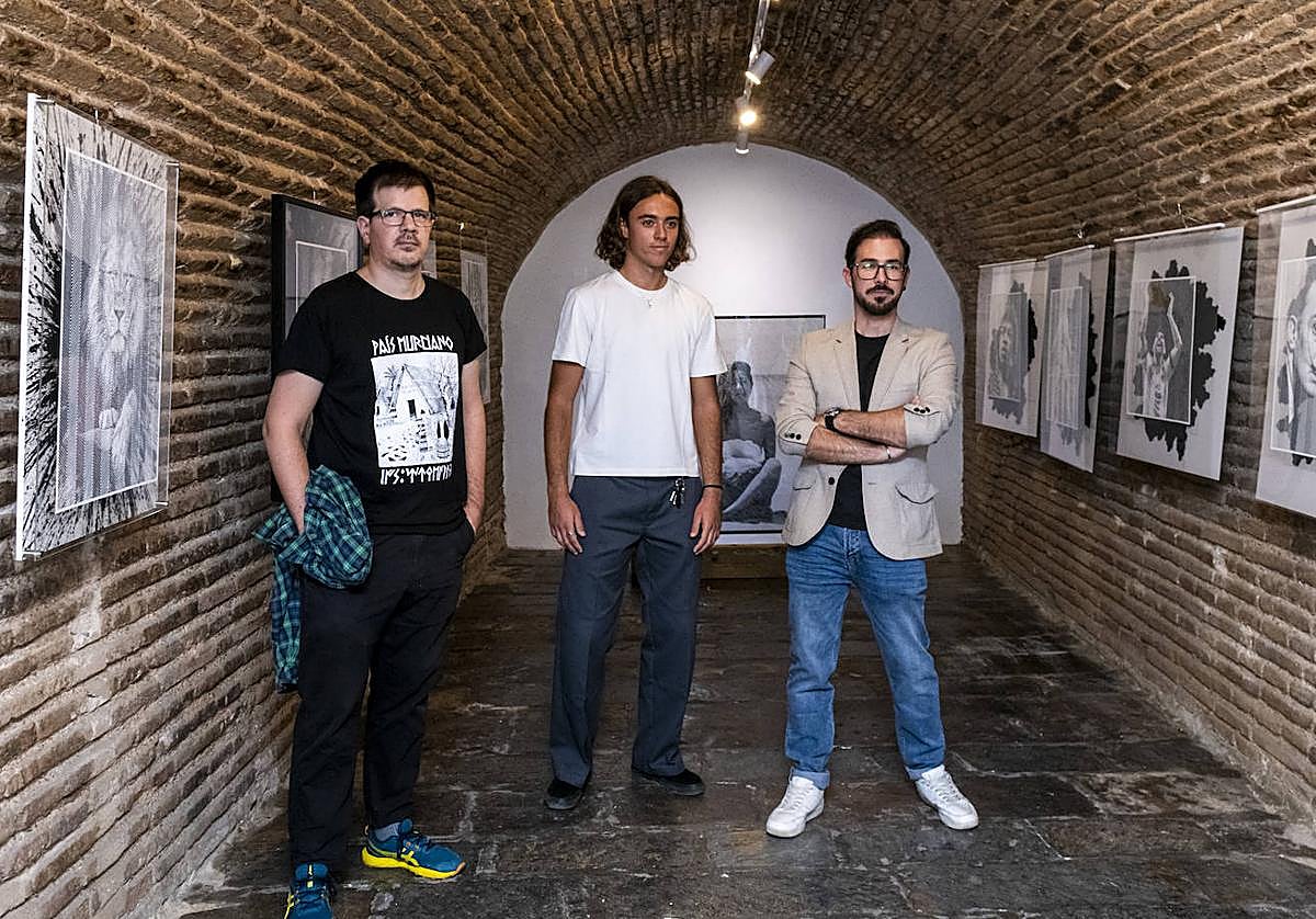 Diego Corbalán, Pablo Lara y Francisco Zapata, en la sala del Palacio Almudí donde se expondrá la obra del último artista.
