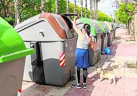 Una vecina de Murcia deposita los residuos orgánicos en un contenedor marrón, implantado como experiencia piloto en La Flota.