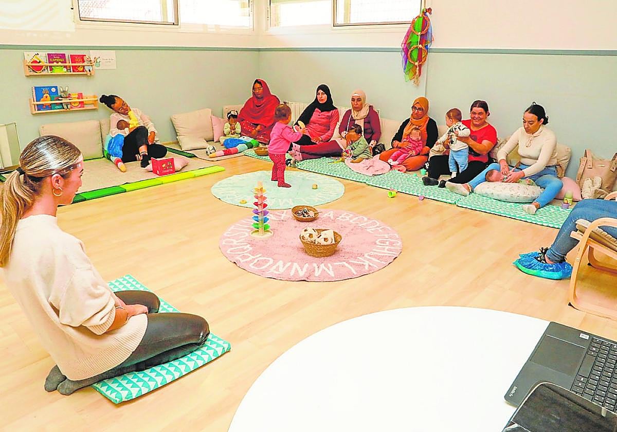 La educadora infantil Lorena Navarro en uno de los talleres con las mamás y sus bebés.