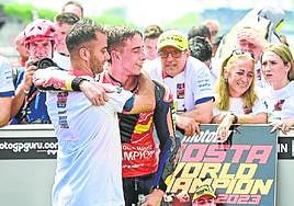 Pedro Acosta abraza a un miembro de su equipo, con su madre y su hermana detrás.