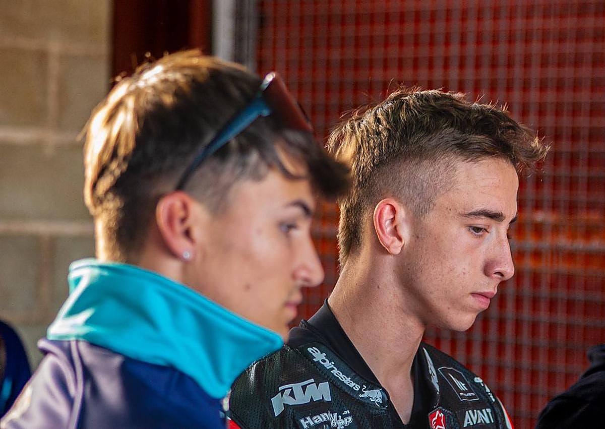 Imagen secundaria 1 - Acosta y Cases, observando la moto antes de una rodada en el Circuito de Velocidad de Cartagena. Pedro Acosta y su entrenador controlando algunos niveles de la moto antes de salir a rodar.