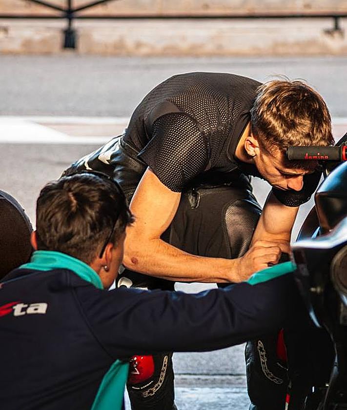 Imagen secundaria 2 - Acosta y Cases, observando la moto antes de una rodada en el Circuito de Velocidad de Cartagena. Pedro Acosta y su entrenador controlando algunos niveles de la moto antes de salir a rodar.
