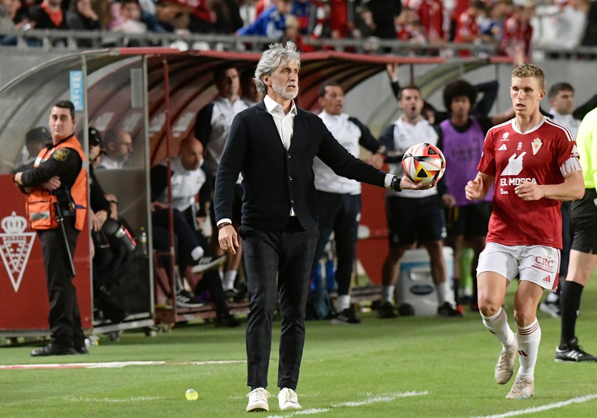 Alfaro sostiene el balón en los últimos minutos del Real Murcia-Castilla, el pasado domingo.