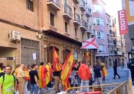 Manifestantes, ayer, frente a la sede de CC OO de Murcia.