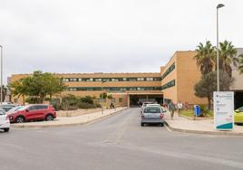 Acceso al hospital Quirón de Torrevieja.