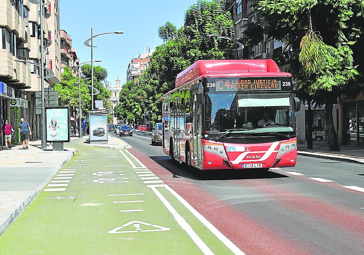 La calle Floridablanca, en la imagen tras las recientes obras de movilidad, ha sido uno de los principales focos de contaminación acústica en años anteriores, según los mapas vigentes.