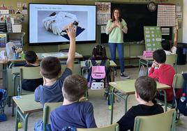 Una de las actividades sobre arte contemporáneo con los alumnos del colegio de Almendricos