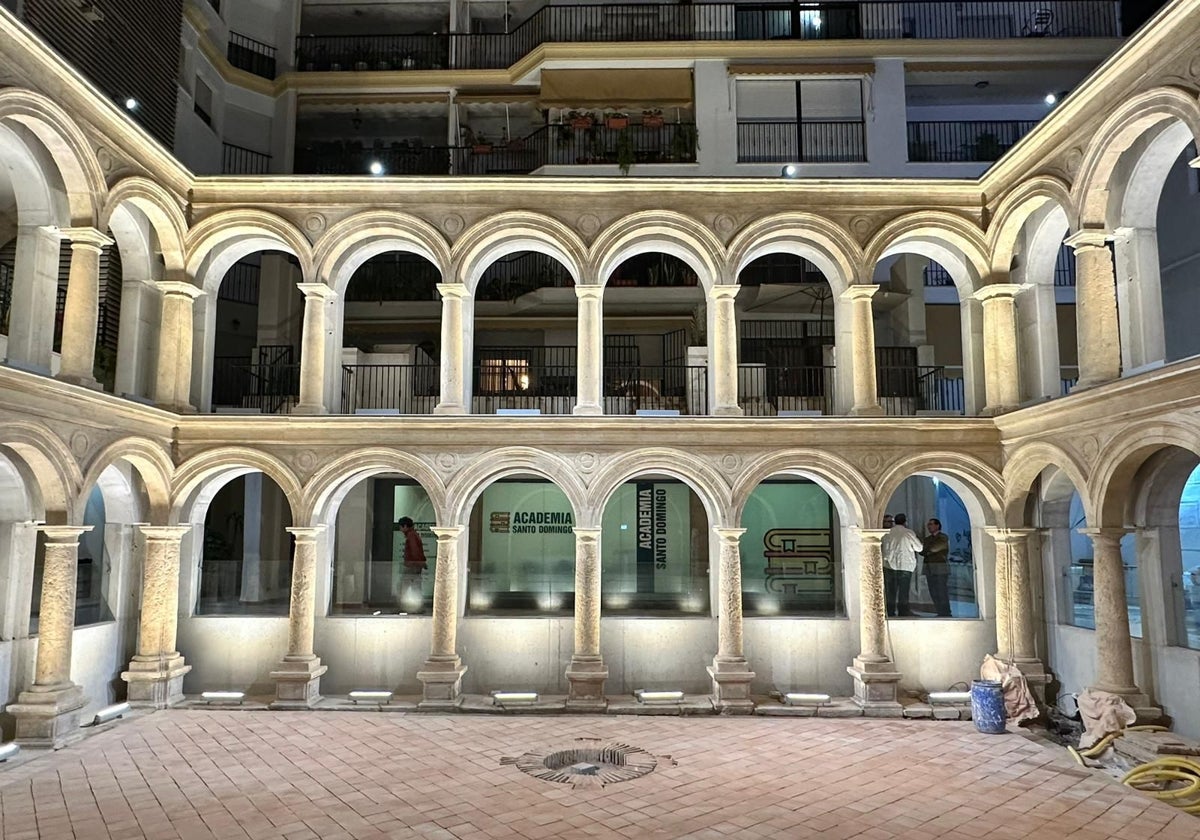 Pruebas de iluminación en el claustro de Santo Domingo, cuya restauración está a punto de concluir.