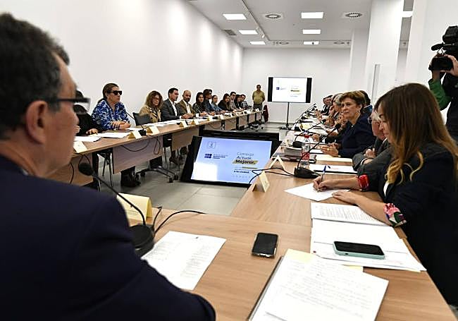 El alcalde, José Ballesta, preside la reunión con la sociedad civil para presentar el Plan de Gestión de Movilidad Urbana este martes.