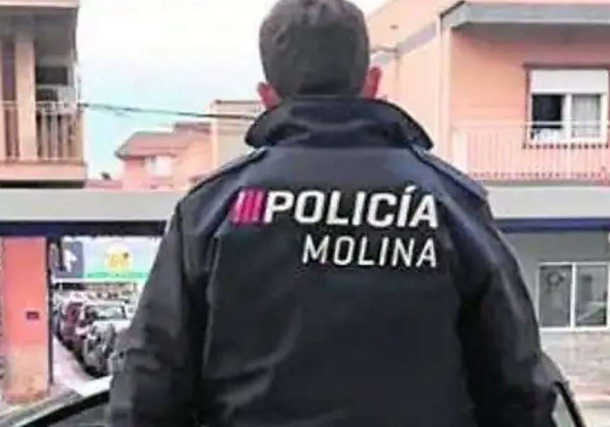 Un agente de la Policía Local de Molina, en una fotografía de archivo.