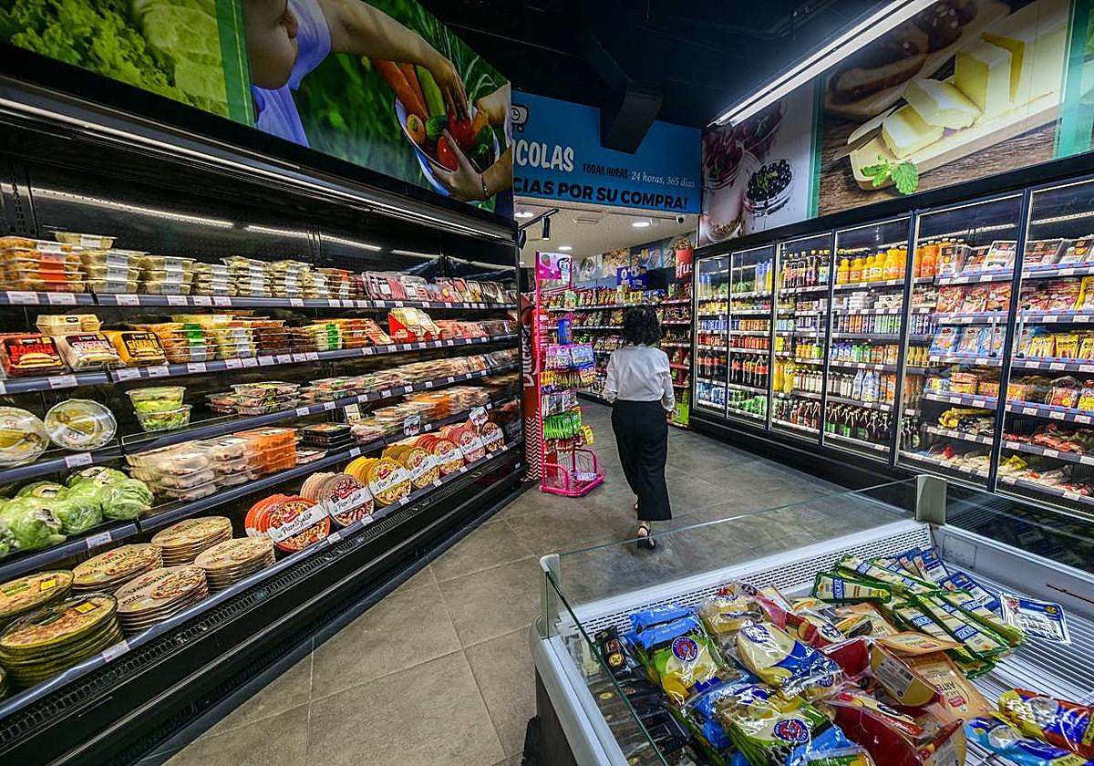 Una mujer en un supermercado en una imagen de archivo.