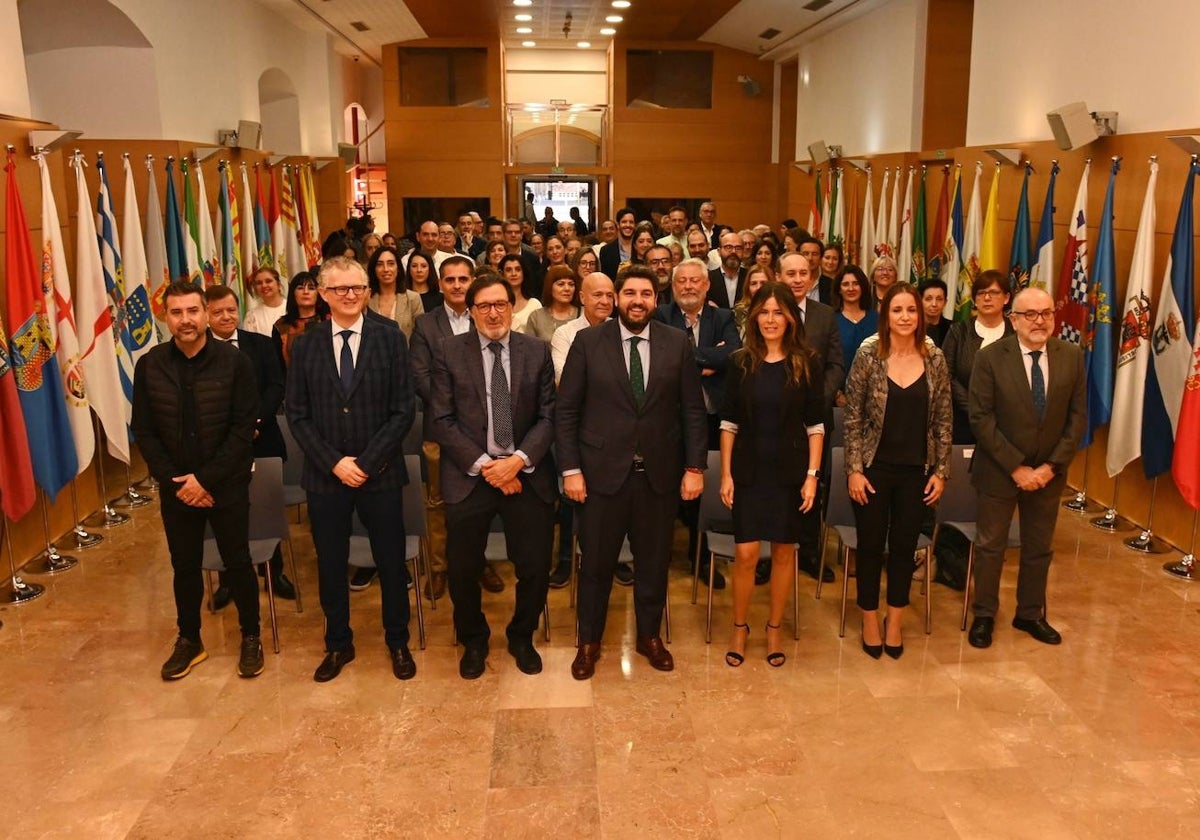 Profesionales del programa regional de trasplantes, este martes con el presidente de la Comunidad, Fernando López Miras, en San Esteban