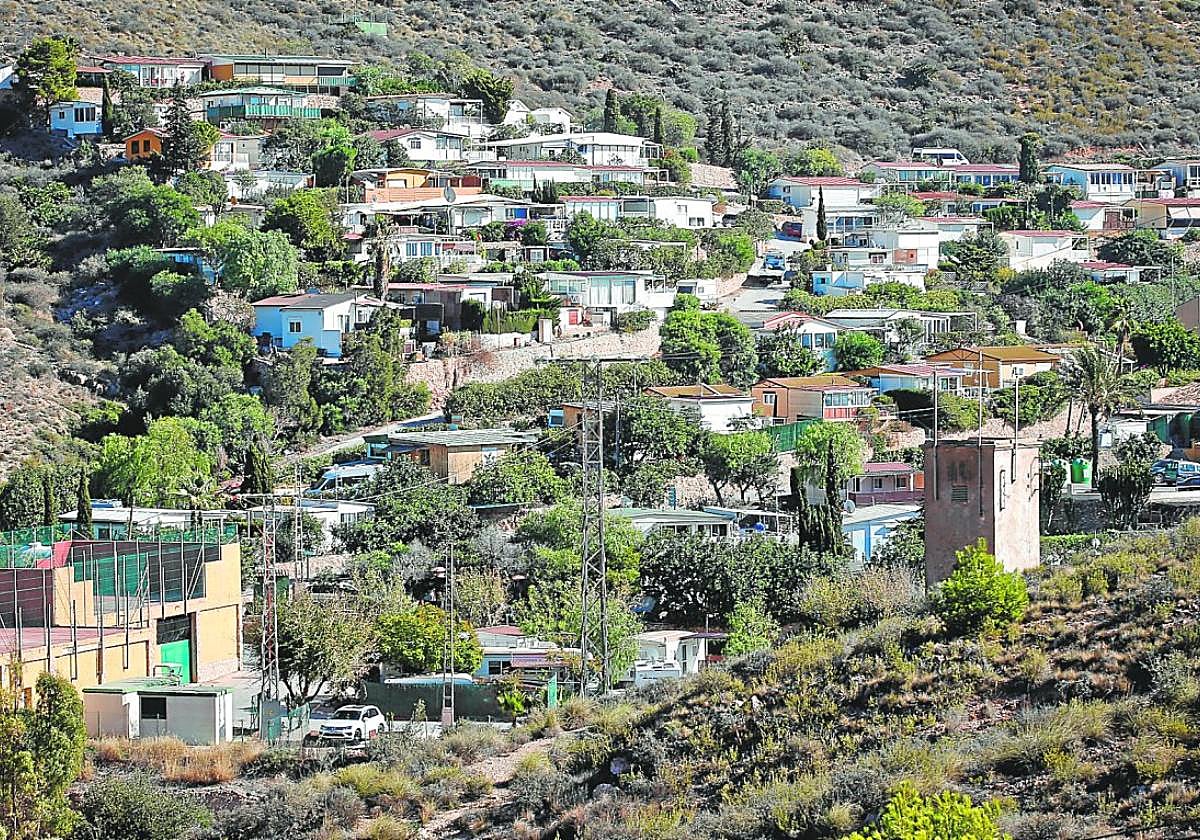 Vista general del Camping Naturista El Portús, donde se ven las parcelas y los bungalós.