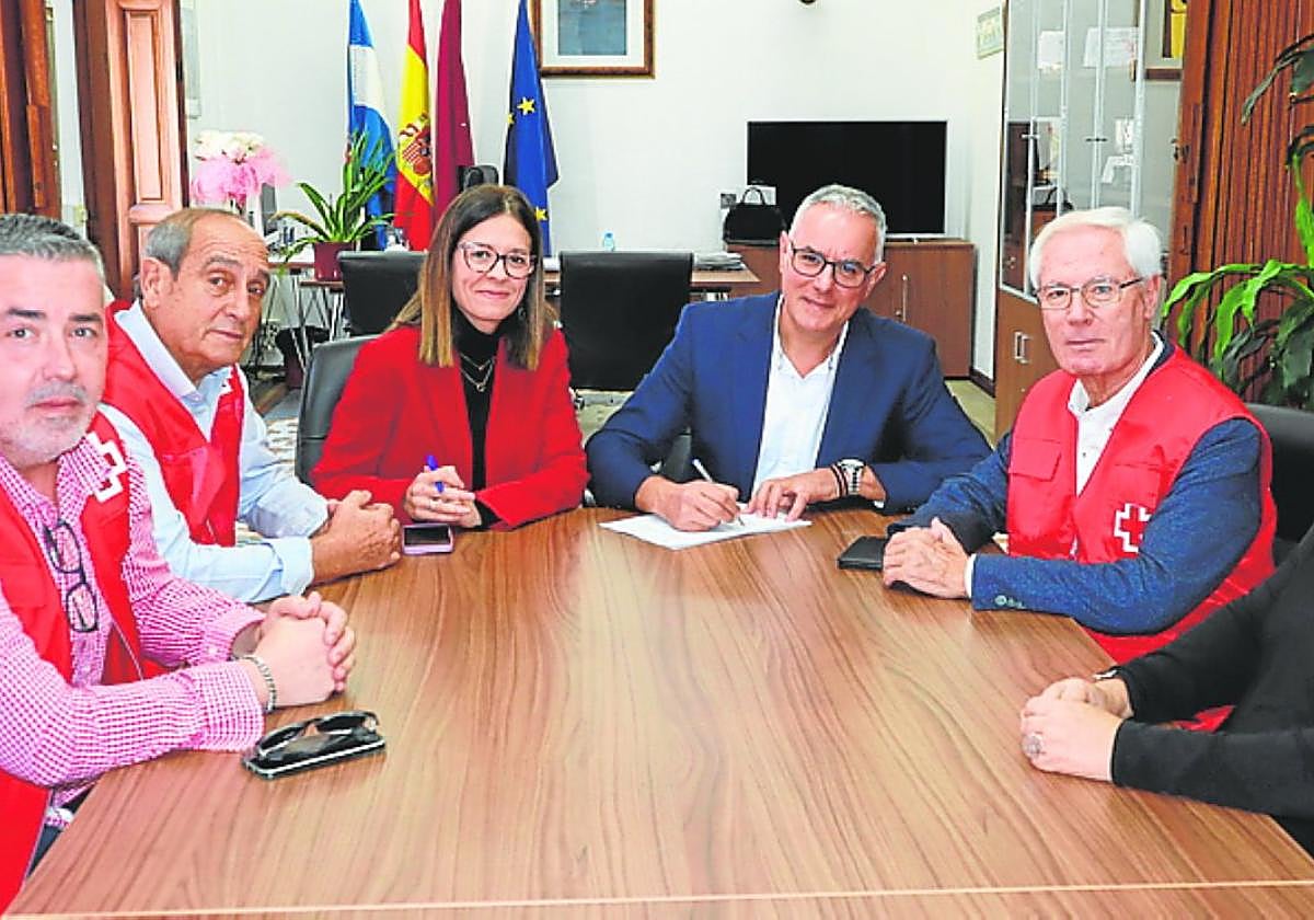 Moreno y Pérez firman la renovación, este martes, en Águilas.