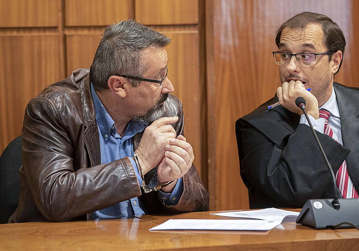 El acusado, Carlos Patricio B.M., junto a su letrado defensor.