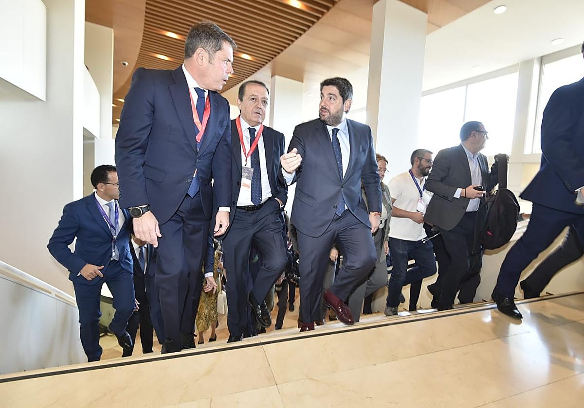 Fernando López Miras, junto a José María Albarracín (Croem, centro) y Gerardo Cueva (Cepyme, izquierda), a su llegada al CEO Congress.
