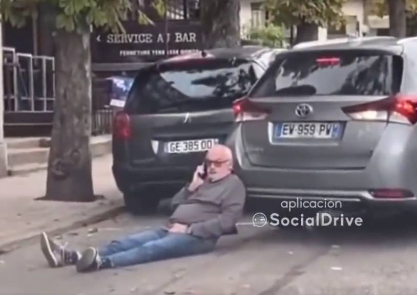 El surrealista enfrentamiento entre un señor y el conductor de un coche por un aparcamiento.