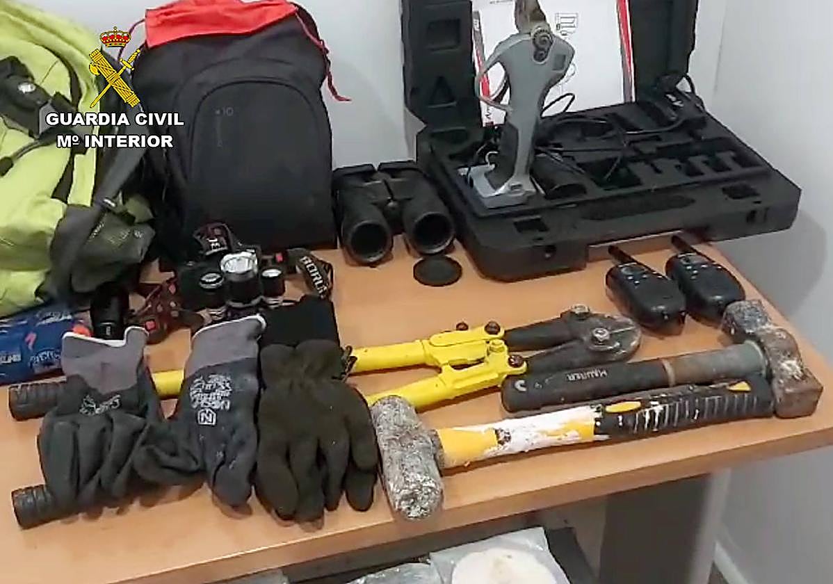 Los utensilios incautados por la Benemérita.