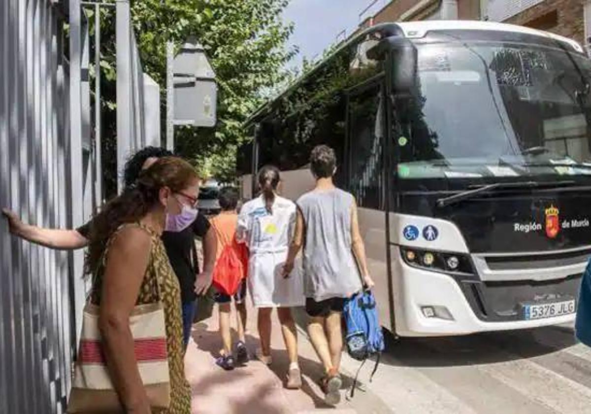 Un autobús escolar espera en la puerta de un centro educativo en Murcia durante la crisis sanitaria.