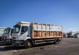 Camiones de basura aparcados en Orihuela Costa.